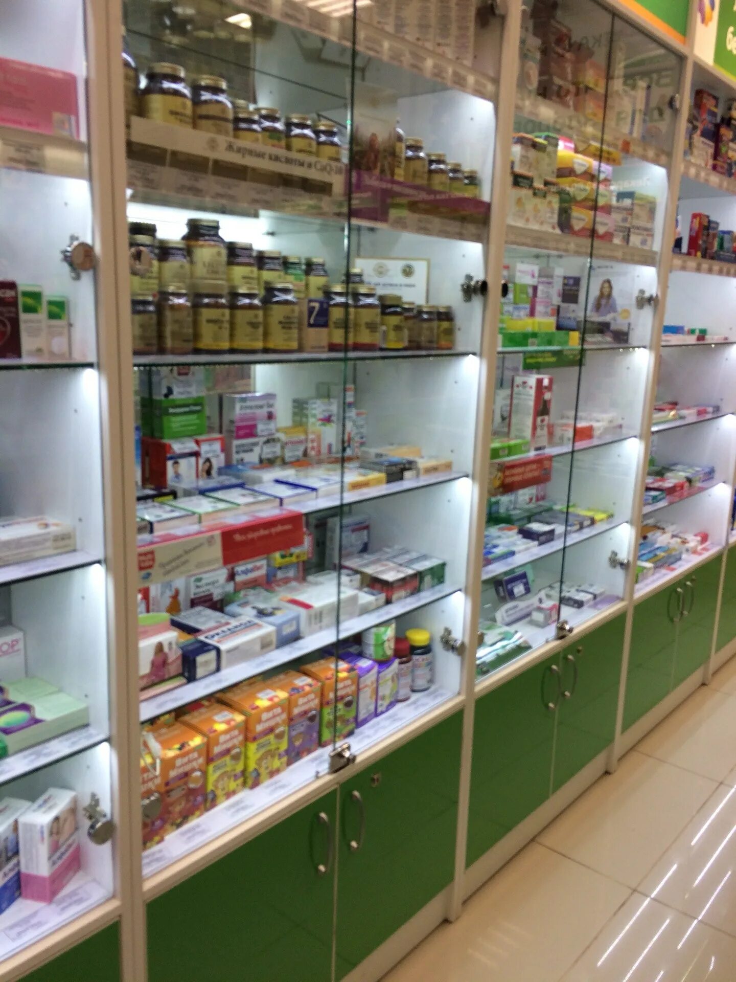 Ассортимент аптеки. Аптечный ассортимент. Выкладка лекарств в аптеке. Аптечный мерчандайзинг. Ассортимент аптеки.