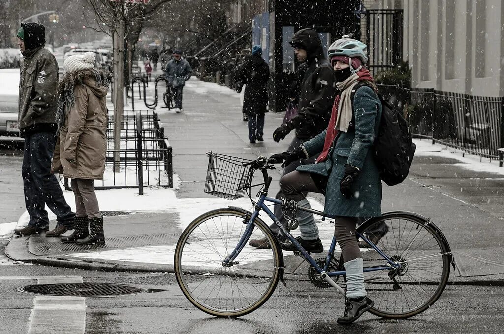 Велосипед зимой. Велосипед для зимы. На Велике зимой. Велосипедист зимой. Можно ли кататься на велике