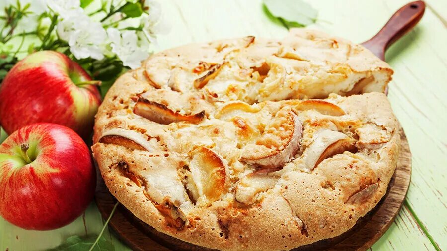 Шарлотка с яблоками юлии высоцкой. Шарлот яблочный. Шарлот яблочный. Яблочный пирог шарлотка. Завтрак из яблок.