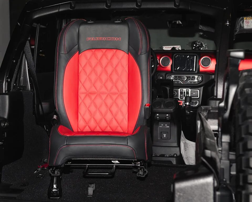 Jeep wrangler rubicon салон. Салон рубикона. Джип вранглер 2016 салон. Jeep wrangler 2016 салон. Jeep wrangler 4 двери салон.