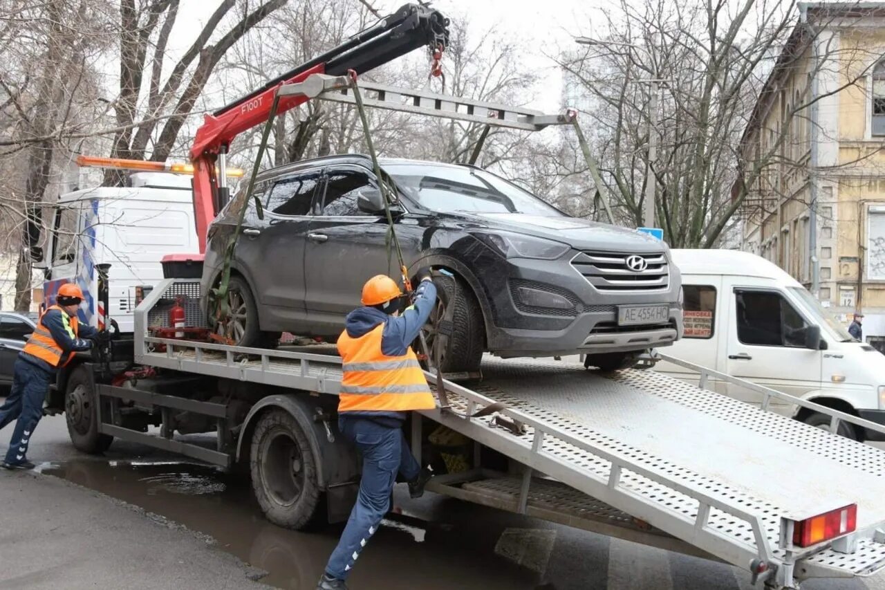 Автомобиль эвакуация автодруг. Эвакуируют машину. Эвакуатор увозит машину. Эвакуатор манипулятор. Эвакуатор грузит машину.