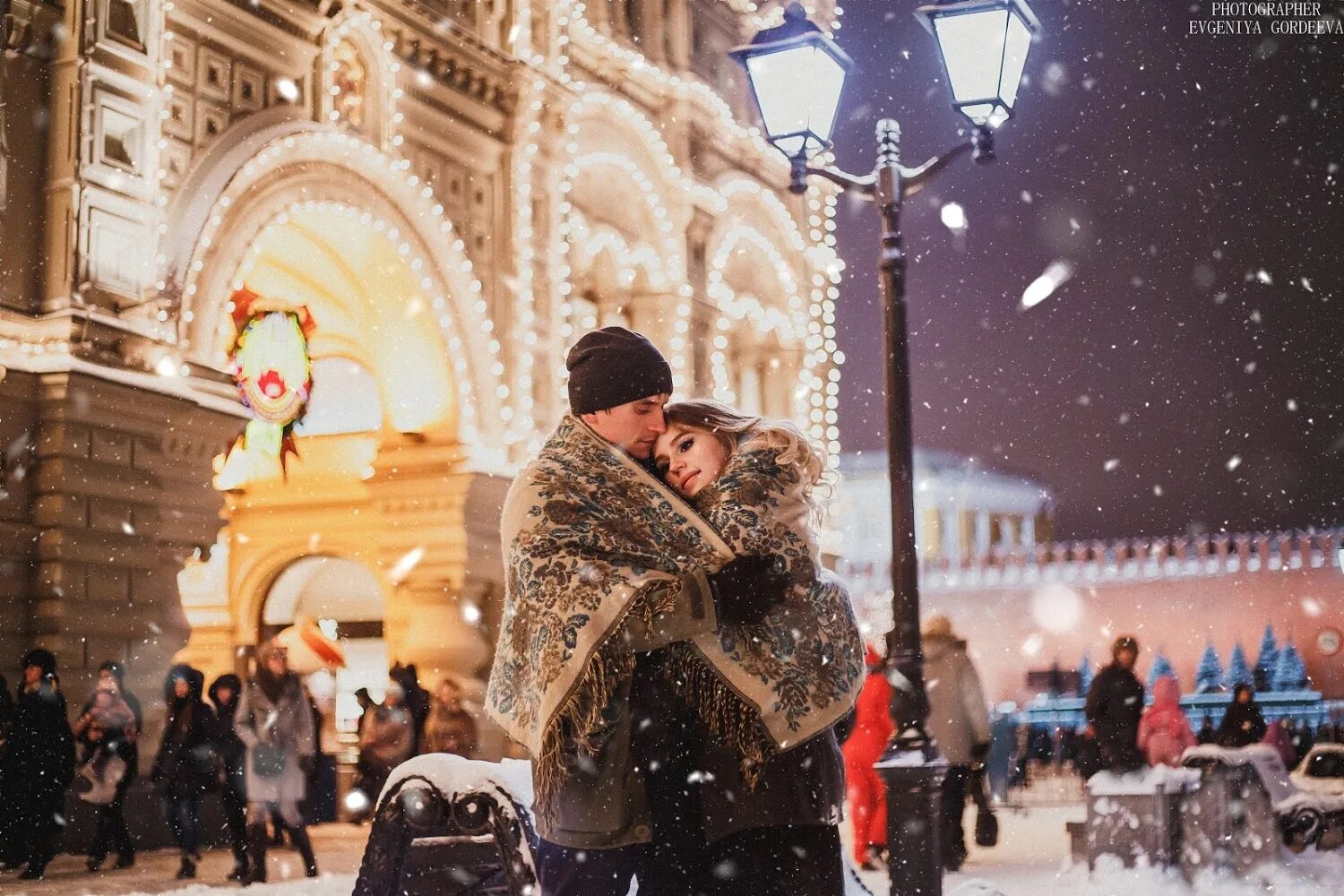 Влюбленные в зимнем городе. Влюбленные в зимнем Петербурге. Фотосессия в городе зимой. Романтическая прогулка зимой.