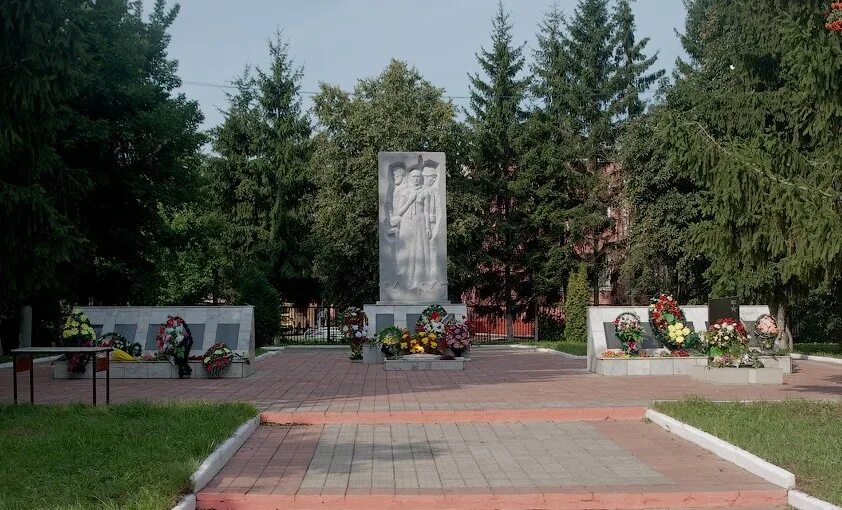 Орловская обл дмитровск. Парк Дмитрия Кантемира Дмитровск Орловский. Сквер город Дмитровск Орловский. Площадь города Дмитровска Орловской области. Усадьба Кантемира Дмитровск Орловская область.