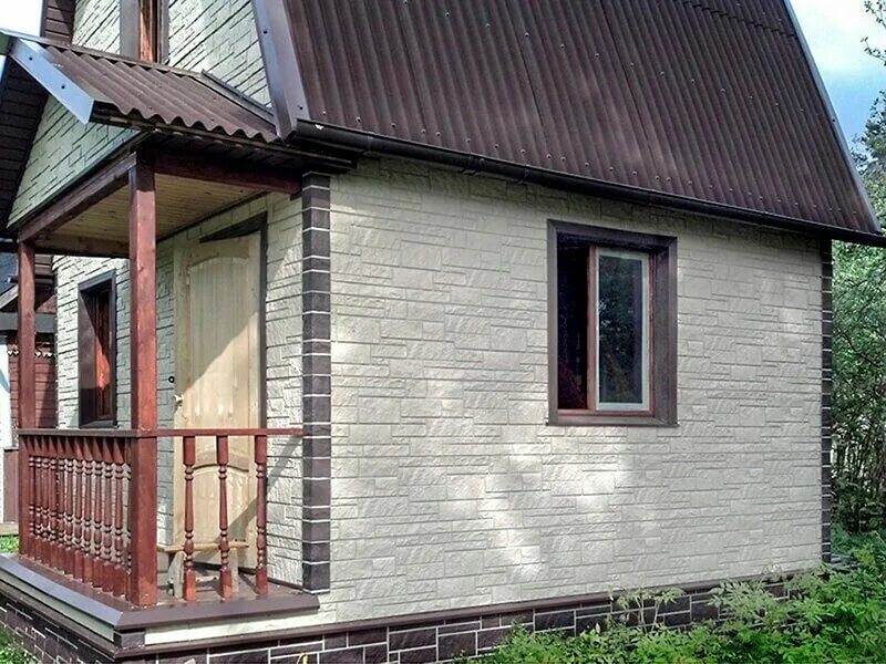 Дачный домик обшитый сайдингом. Отделка дачного домика сайдингом. Отделка дачного домика снаружи. Домик обшитый сайдингом. Отделка бани снаружи.