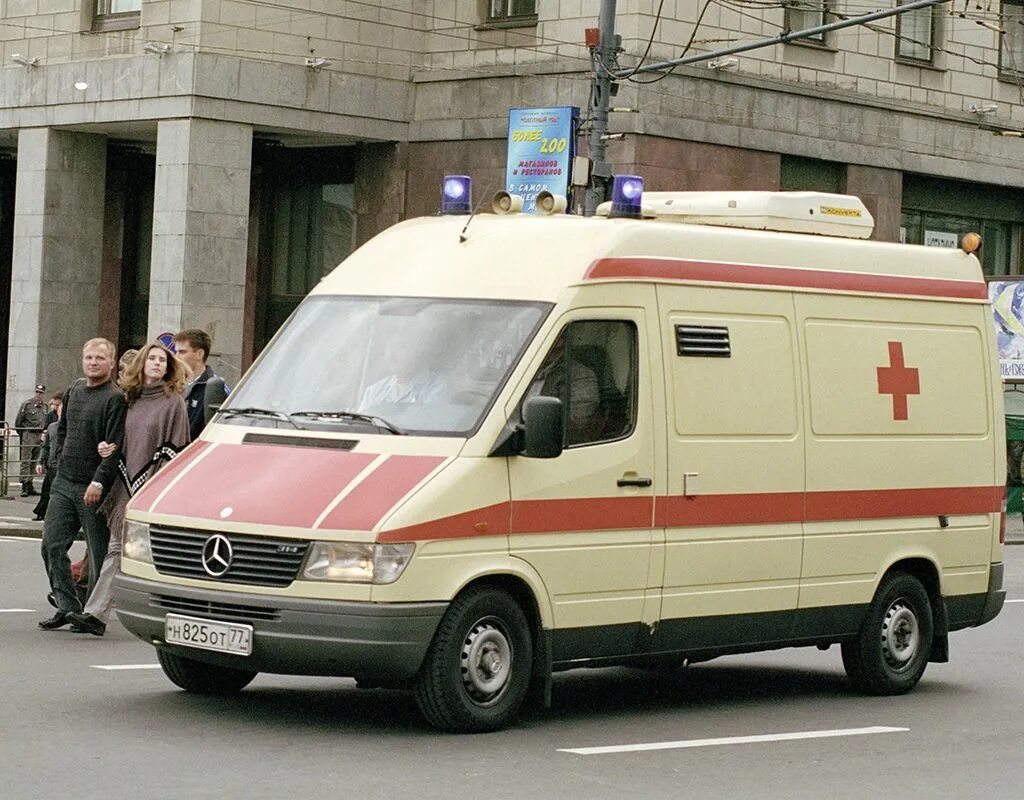 Показать скорую машину. Машина скорой помощи. Автомобиль скорой медицинской помощи. Машины скорой помощи в Москве. Машина скорой помощи 2000.