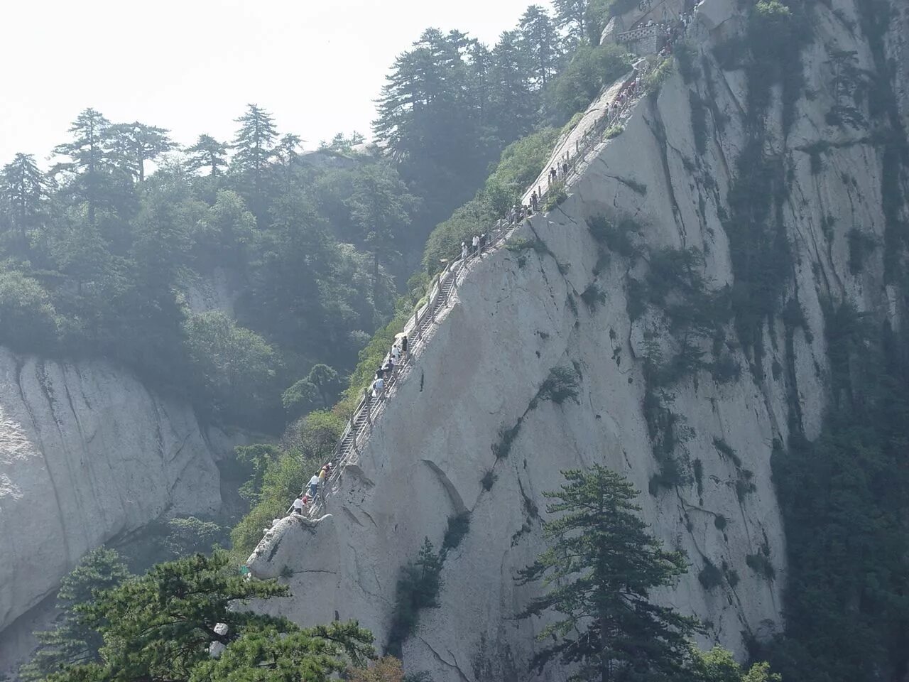Тропа на скале. Священная гора Хуашань Китай. Хуашань тропа смерти. Гора Хуашань тропа смерти.