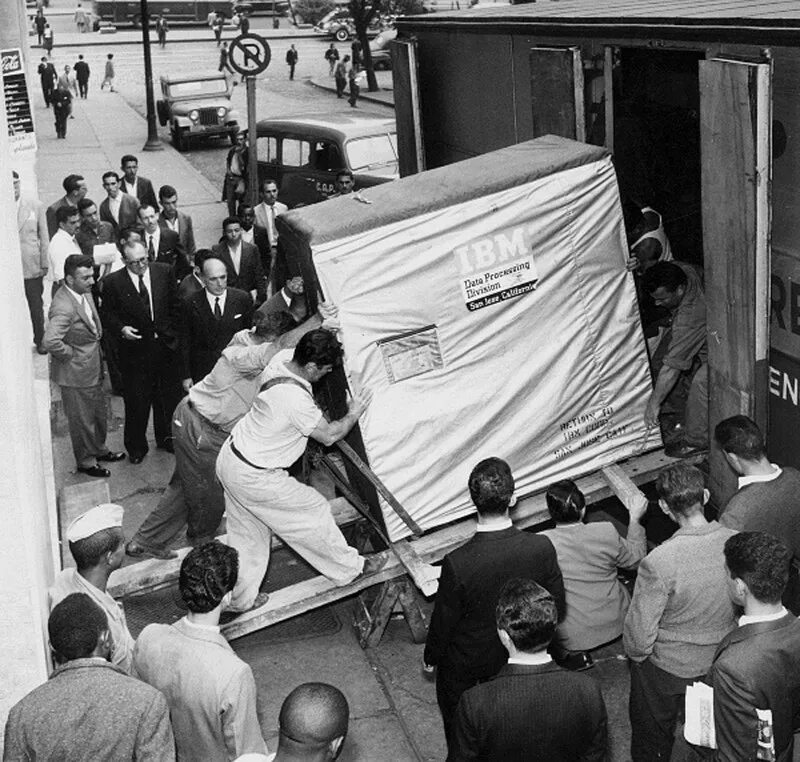 Жесткий диск 5 МБ 1956. Жесткий диск IBM 5 MB. Жесткий диск IBM 1956 год. Жёсткий диск IBM 5 мегабайт.