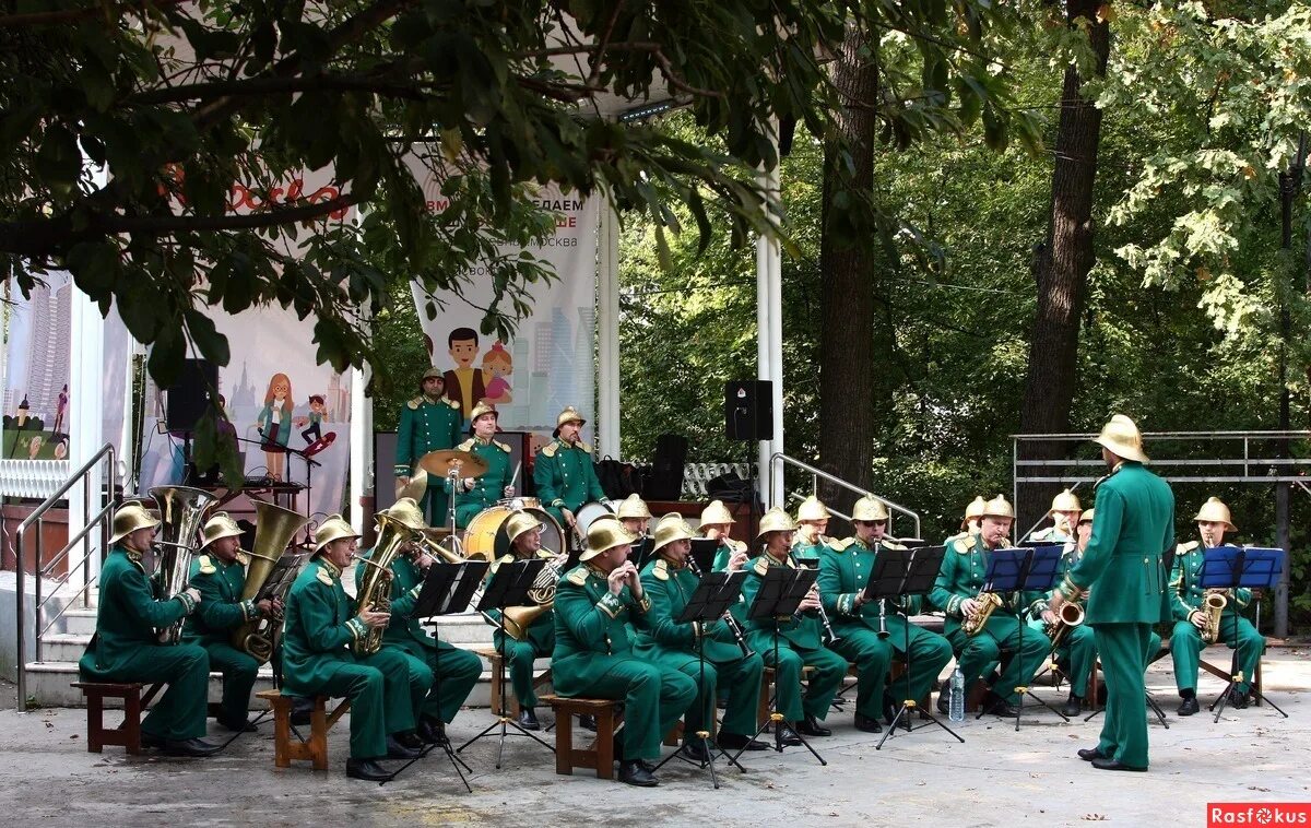 в городском саду играет духовой оркестр. в духовом в городском саду играет духовой оркестр. духовой оркестр в городском саду. в городском играет духовой оркестр. оркестр в парке.