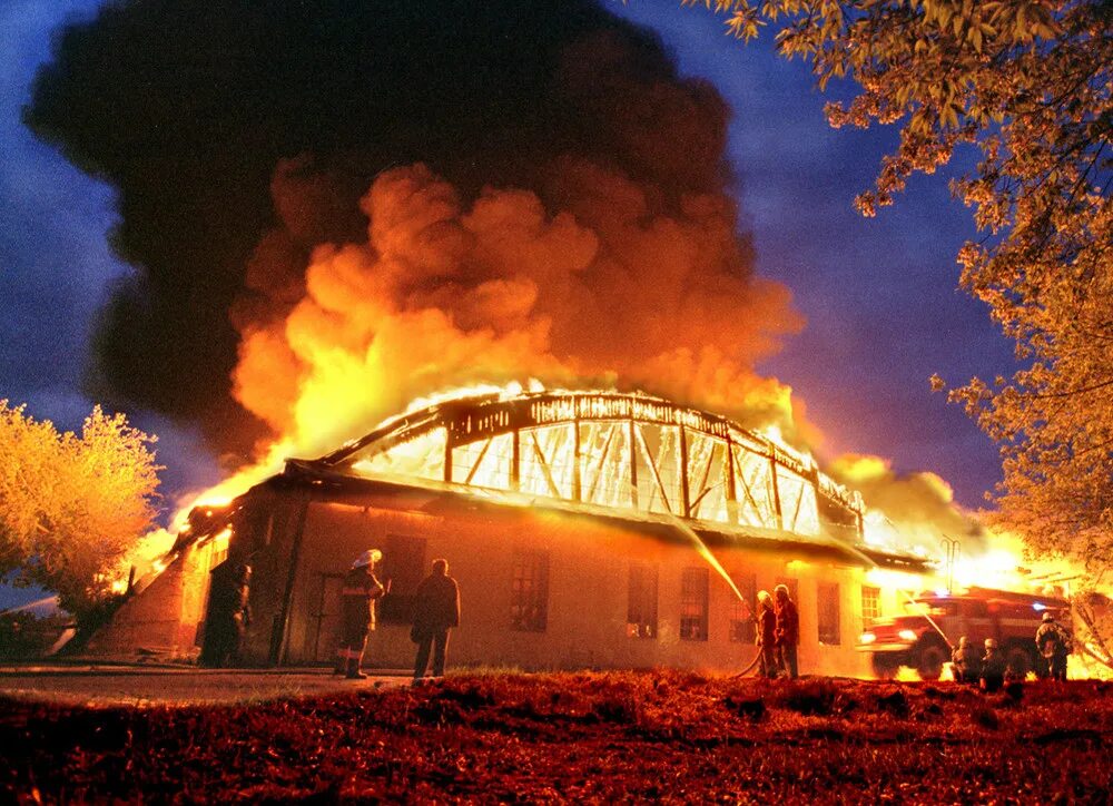 пожар в складском помещении. тушение пожара. тушения пожара на складах. щелково пожар агрохим. тушения пожара на складах.