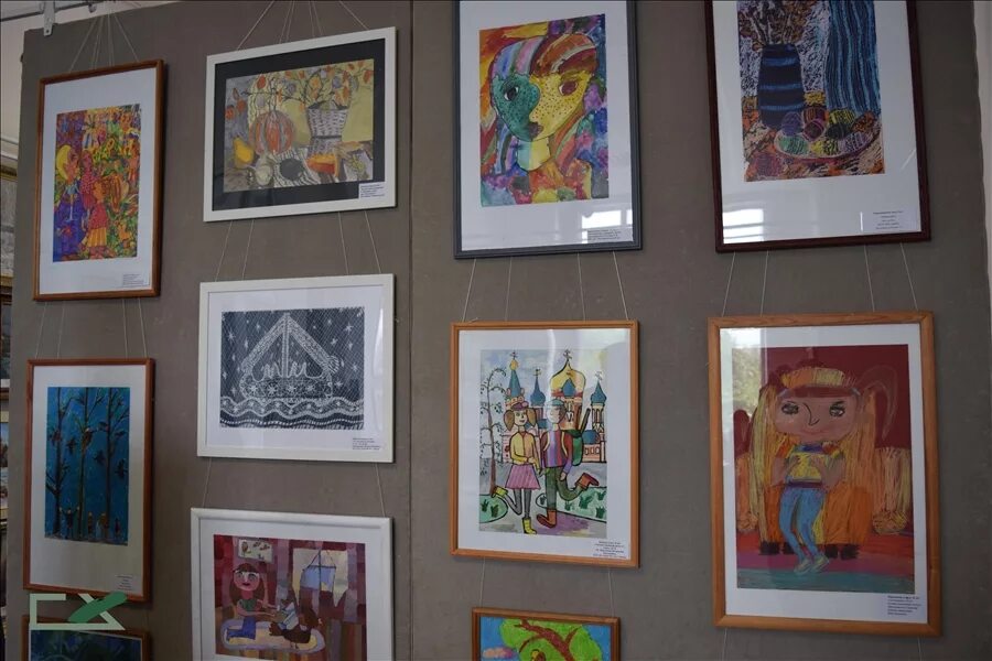 Выставка рисунков школьников. Оформление выставки творческих работ. Дети в художественной школе. Рисунки учеников художественной школы. Творческая работа изобразительного искусства.