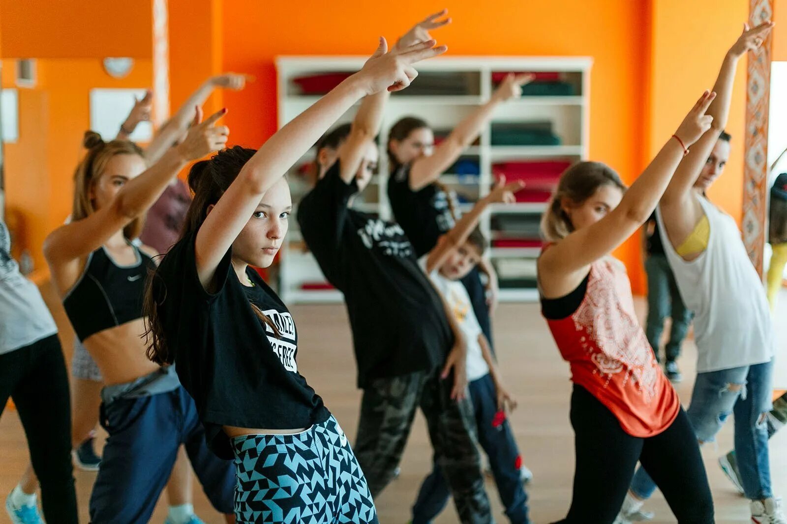 Школа танцев ульяновск. Школа танцев. Танцевальная школа для детей. Школьники танцуют. Интенсив школы танцев.