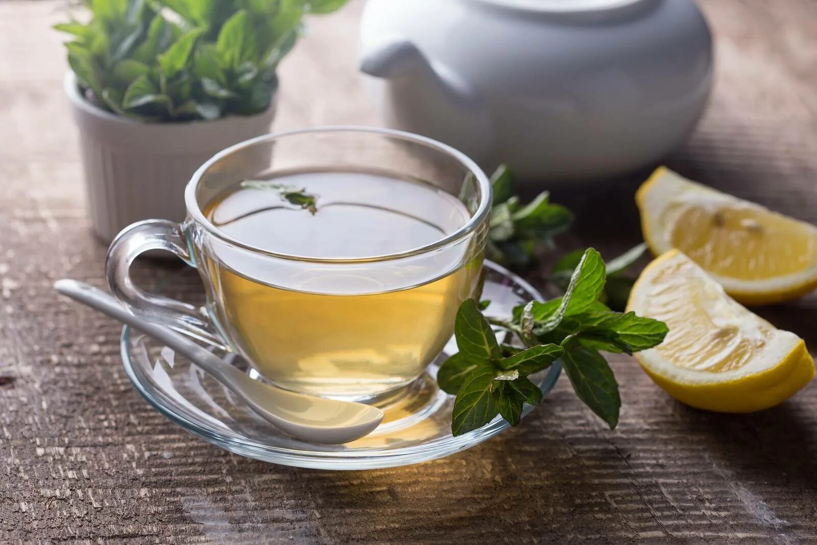 Зеленый чай лимон минт. Зеленый чай лимон и мята. Чай с лимоном. Чашка чая с лимоном. Пейте зеленый чай лимоном