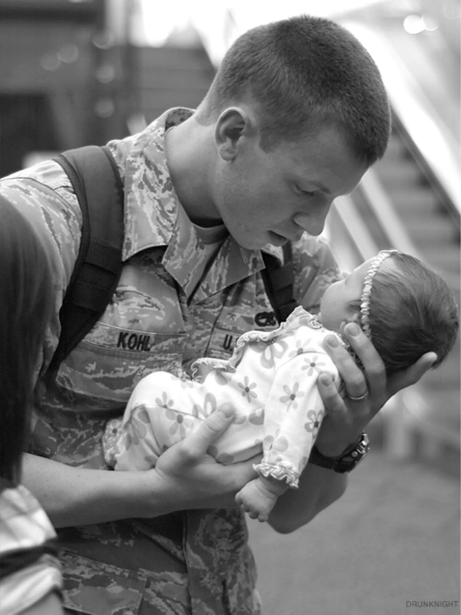 Отец видео вк. Трогательные военные. Военный с ребенком. Солдат с ребенком. Военный с ребенком на руках.