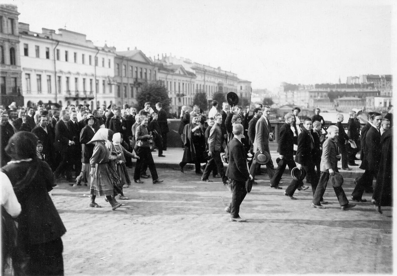 Манифестация в Санкт-Петербурге 1 августа 1914 год. Манифестации 1914 год Петербург. Манифестация на Дворцовой площади 1914.