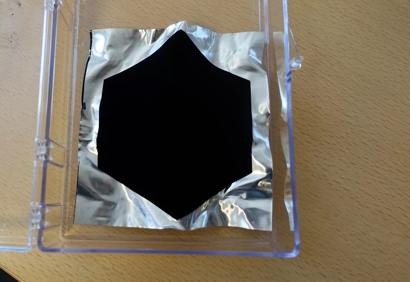Поставь самый темный. Материал вантаблэк. Самое чëрное вещество Vantablack. Vantablack 2.0. Самый черный материал.