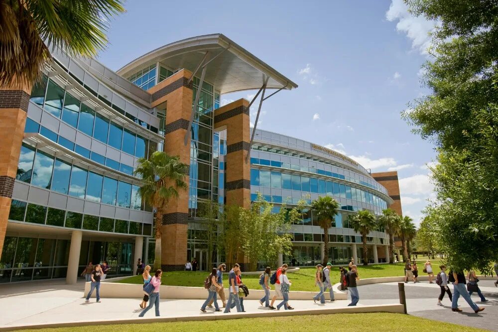 Кампус университет центральной Флориды. Университет UCF Америка. Колледжи в США университет Флориды. University of florida