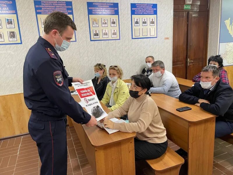 Фото студентов с сотрудниками ГИБДД. ДПС Черкесск. Сотрудники ГАИ Черкесск. Начальник ГАИ Черкесск. Гибдд черкесск