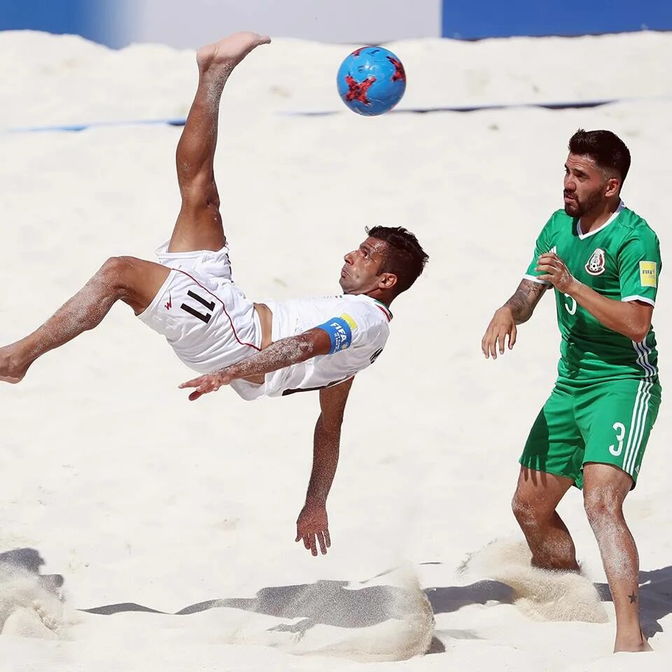 Beach soccer world. Пляжный футбол удар через себя. Футбол на пляже. Бисиклета в пляжном футболе. Багамские острова футбол.