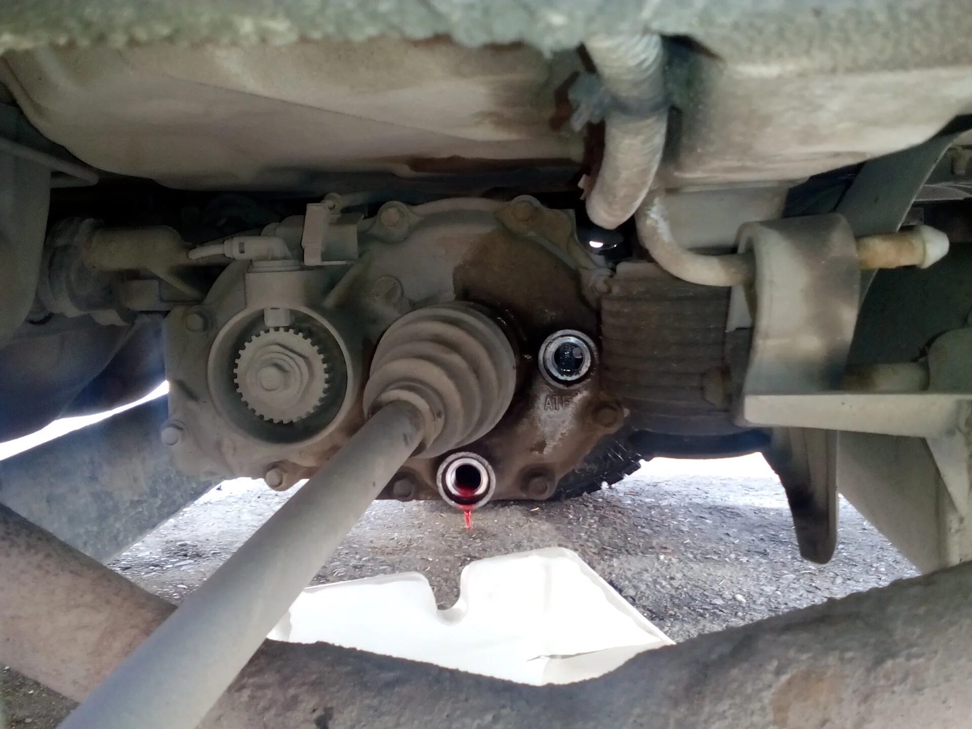 внутренний шрус на nissan tiida. сливная пробка раздатки аутлендер 3. задний редуктор ниссан тиида. калдина st215 механика заливная пробка. замена 4wd.