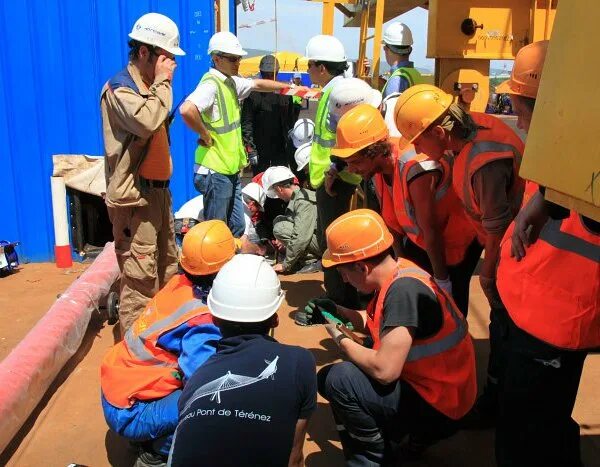 работники на стройке. вахтовый метод разнорабочие. бригада рабочих. строители москва. разнорабочие на стройку вахтой.