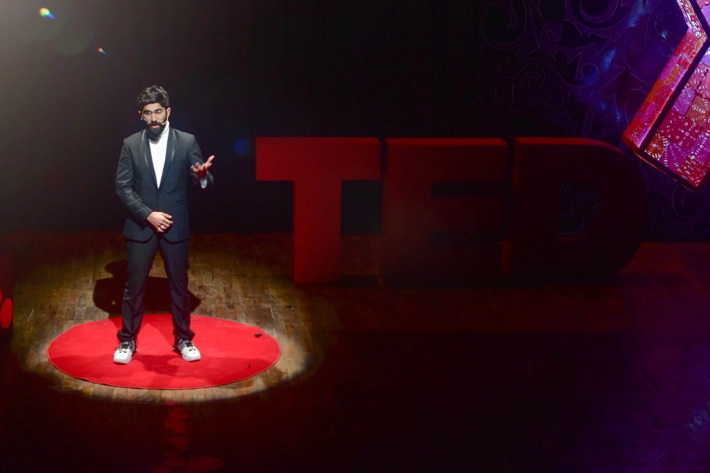 Понимай тед чан книга. Ted сцена. Тед толкс. Ted выступление. Ted ed lessons.