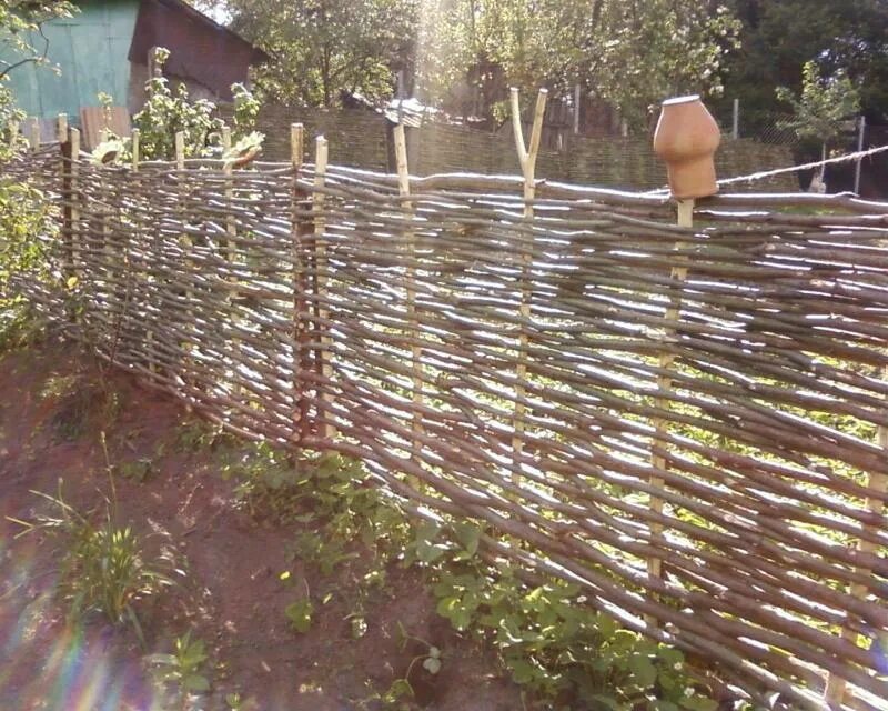 Как сделать забор самостоятельно. Забор плетень лоза. плетень из лозы ивы. плетеный забор. плетеные заборы для дачи.