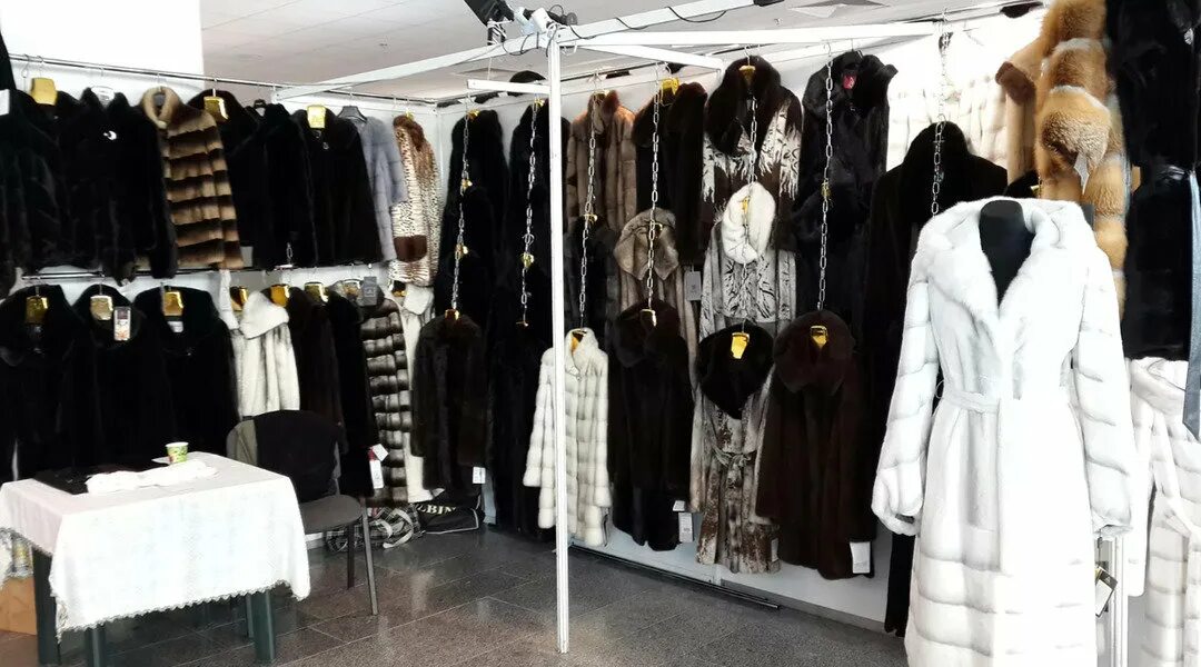 Интернет магазины шуб москва. Шуба на вешалке. Интернет магазины шуб москва. Меховые магазины в пензе. Витрина мехового салона.