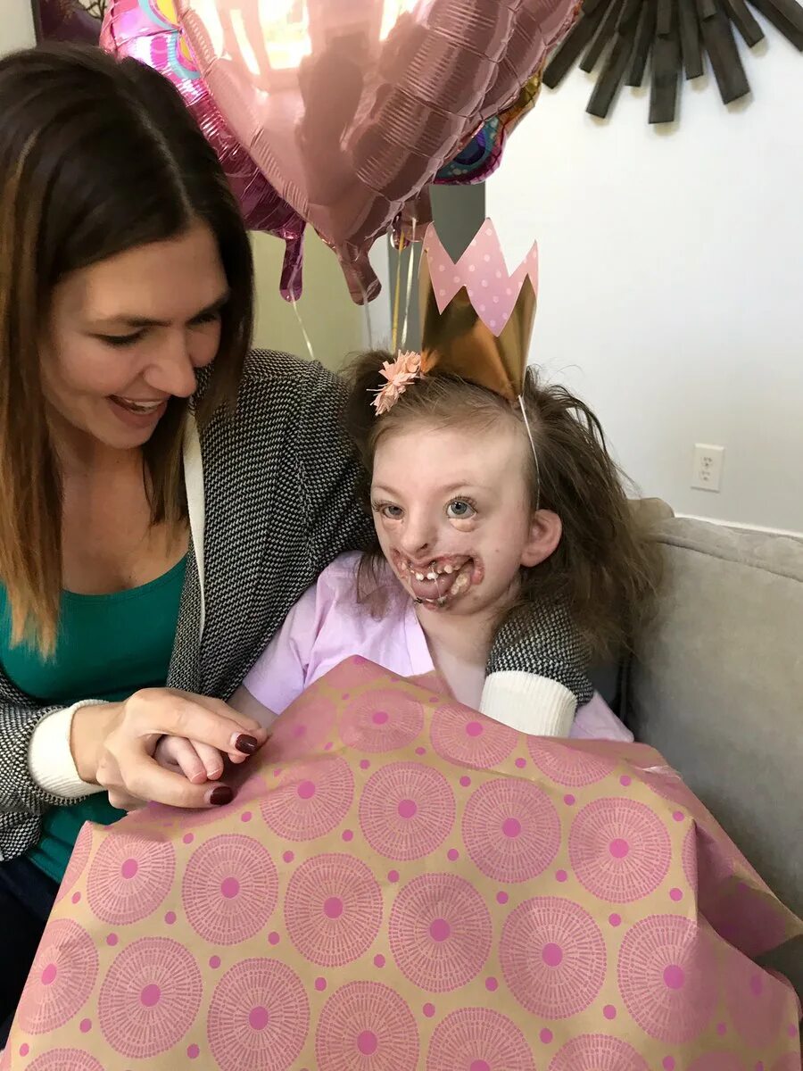 Девочка с синдромом роттпра. София уивер синдром ретта. Синдром софии. Синдром софии. Софья уивер синдром ретта история.