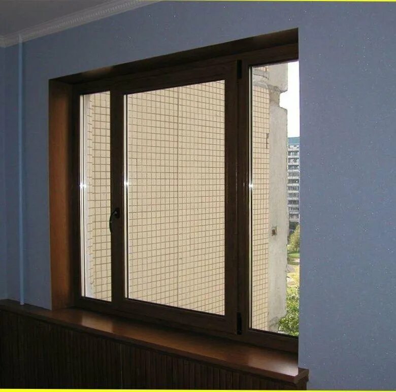 Купить коричневые окна. Коричневые пластиковые окна. Ламинация пластиковых окон. Коричневые окна в интерьере. Коричневые пластиковые окна в квартире.