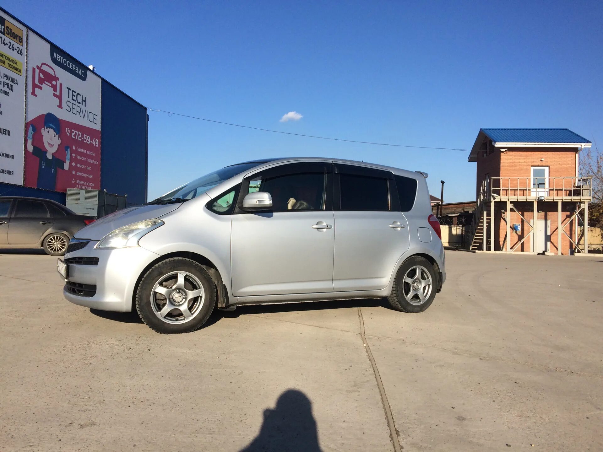 Тойота рактис 2. Литье на тойота рактис. Toyota ractis на r17. Колеса на тойота рактис. Toyota ractis 2005 года.
