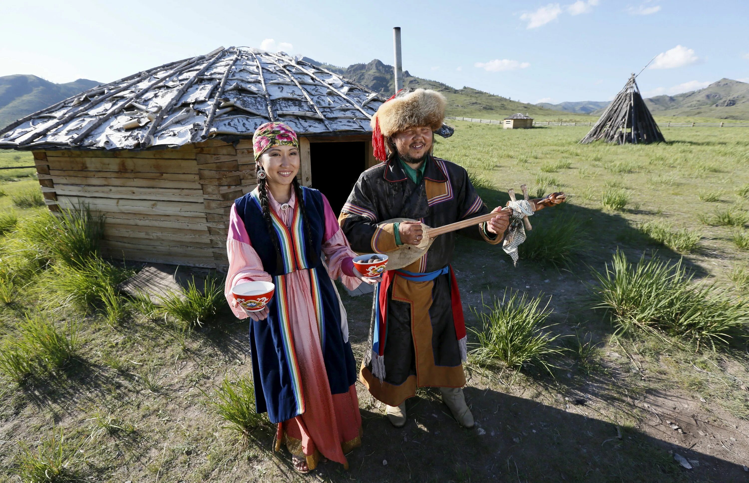 Какое население республики хакасия. Хакасы сагайцы. Национальная одежда хакасов юрта. Республика Хакасия, Хакасы. Быт хакасов.