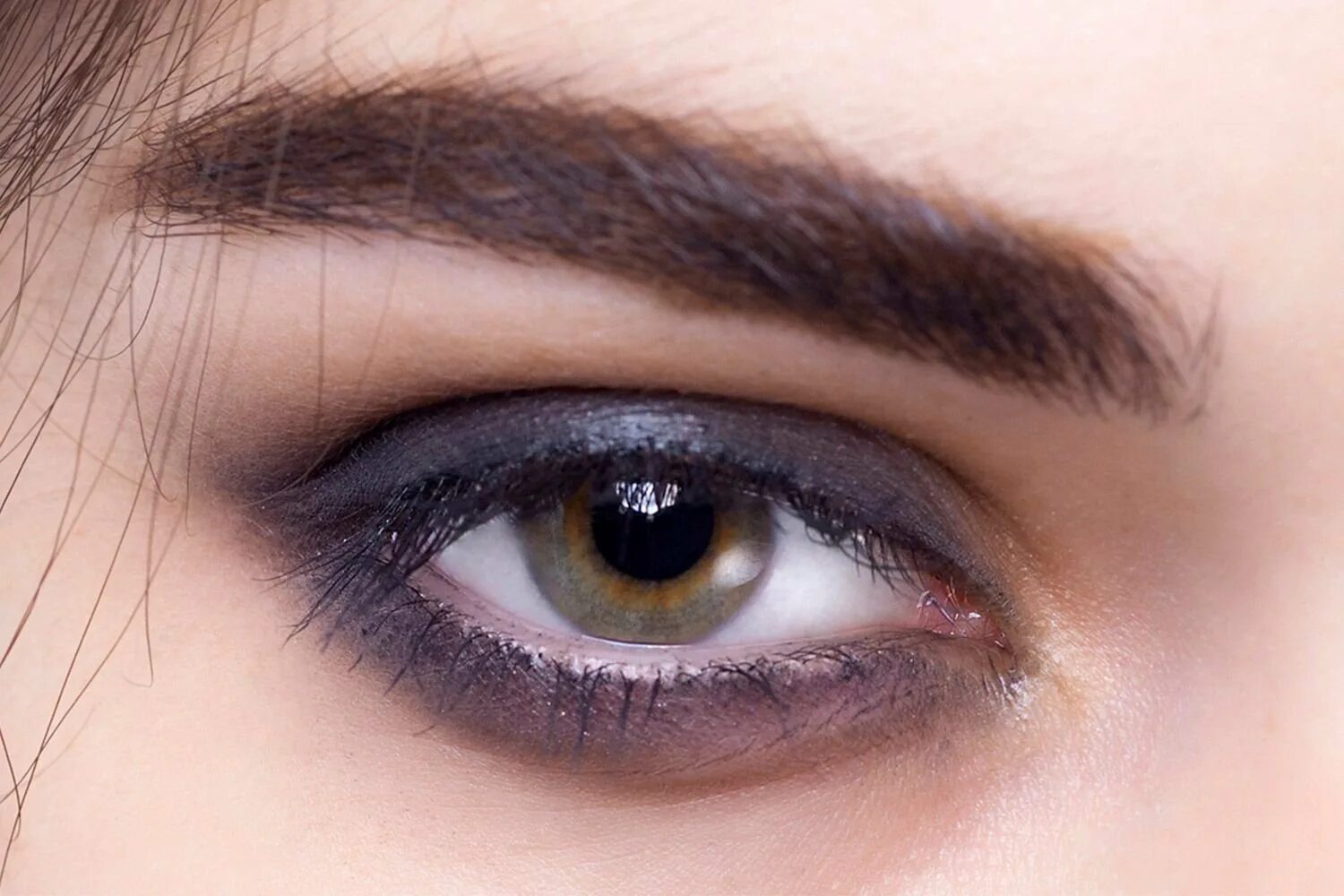 Смоки айс 90х. Смоки айс для нависшего века. Нависшее веко макияж смоки. Коричневый смоки айс для зеленых глаз. Нависшее веко макияж смоки.