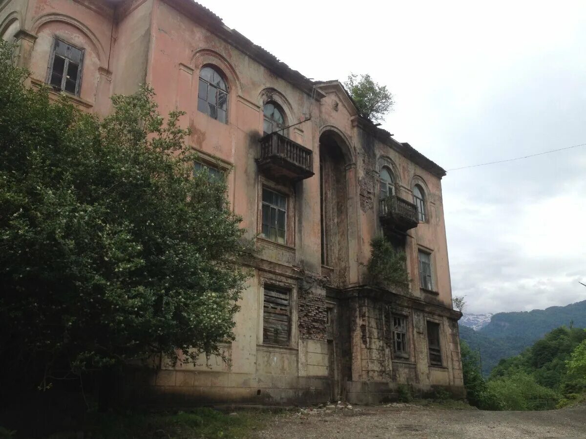 Ткуарчал ткварчели. Абхазия акармара заброшенный. Джантуха абхазия. Ткварчели город призрак абхазия. Города-призраки акармара и ткуарчал.