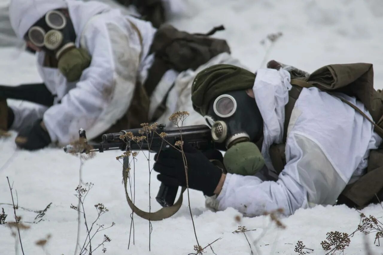 Противогазы в армии. Зимний противогаз. Противогаз военный. Стрельба в противогазе. Военные зимой.