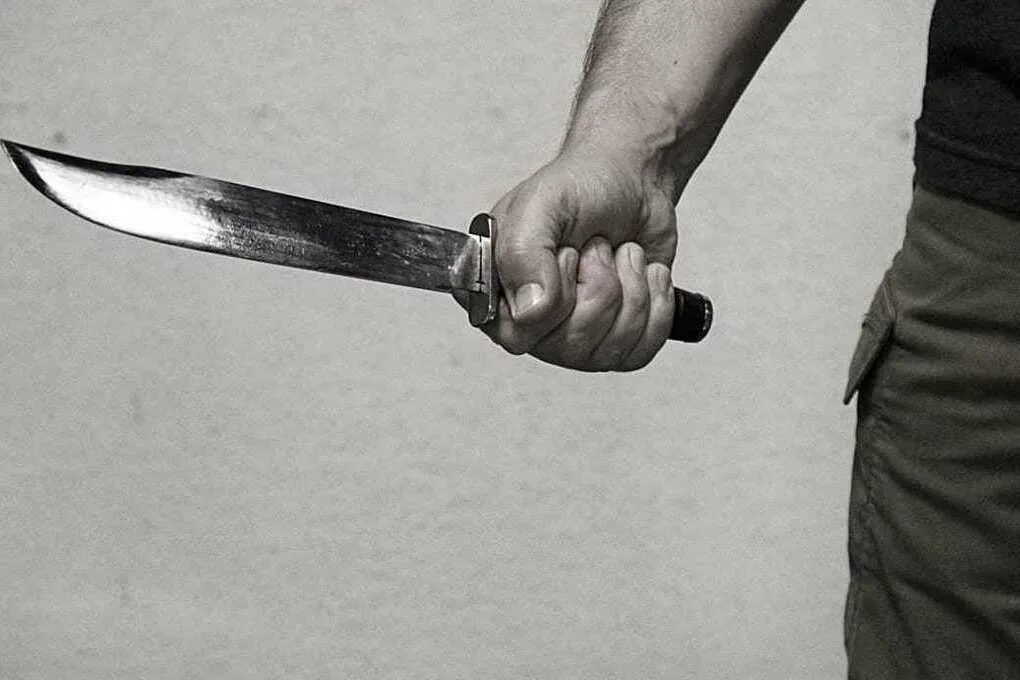 Сонник ножи видеть во сне. Сон бывший с ножом. Сон бывший с ножом. Сонник нож. Сон бывший с ножом.