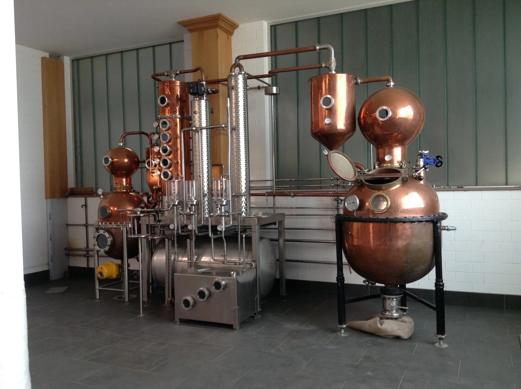 Муншайн пивоварня. Самогонный аппарат сириус. Дистиллятор чзда премиум 12л. Медный перегонный куб аламбик. Самогонный завод.