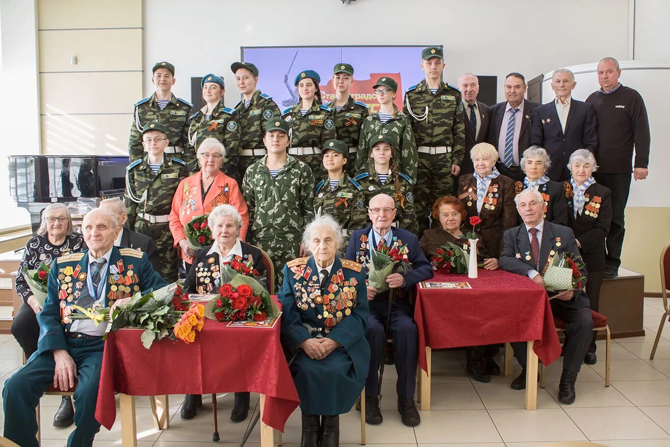 Встреча с ветеранами. Встреча военных с ветеранами. Встреча с ветеранами войны. Встреча ветеранов ВОВ. Ветеранские организации россии