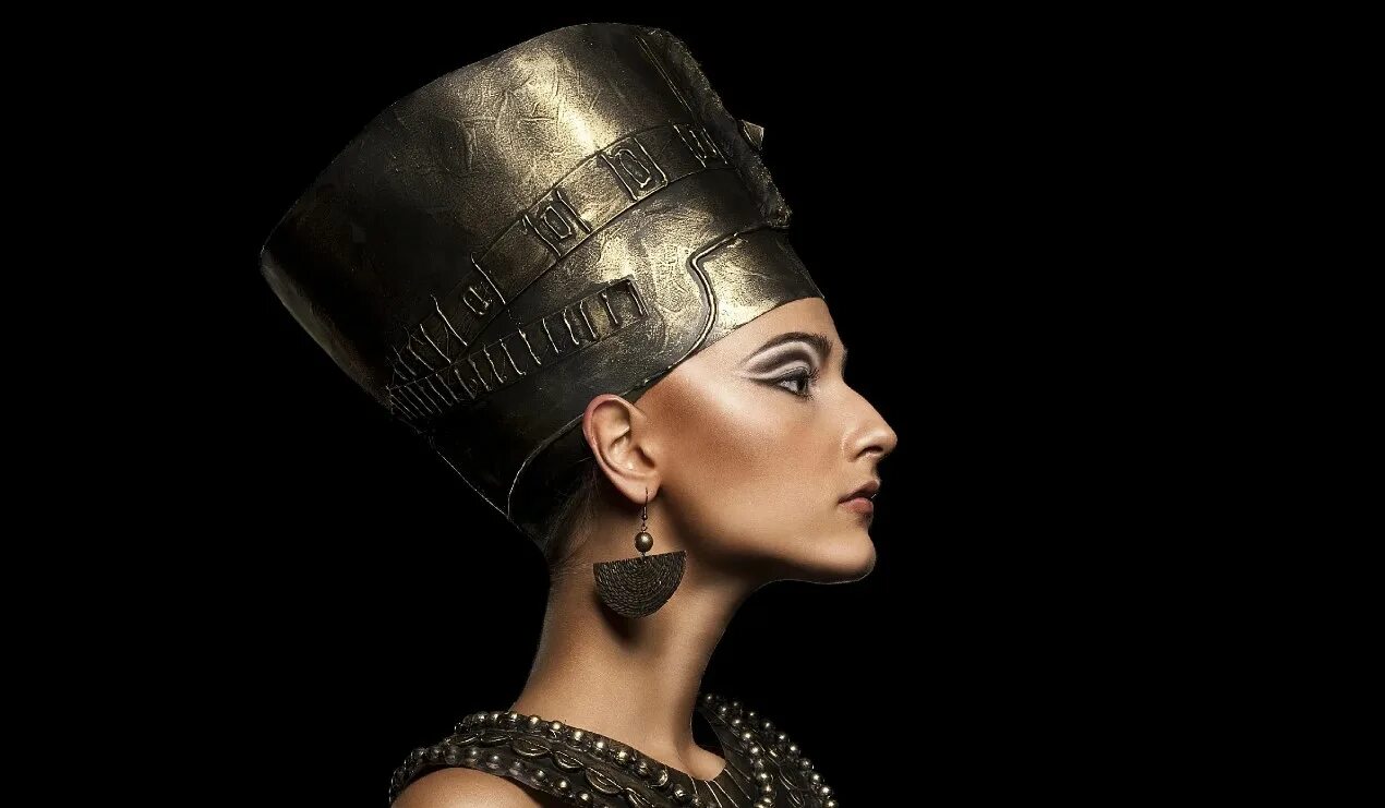 Нефертити на гитаре. Фараон 2022. Бюст царицы нефертити. Чеканка принцесса нефертити. Сер.