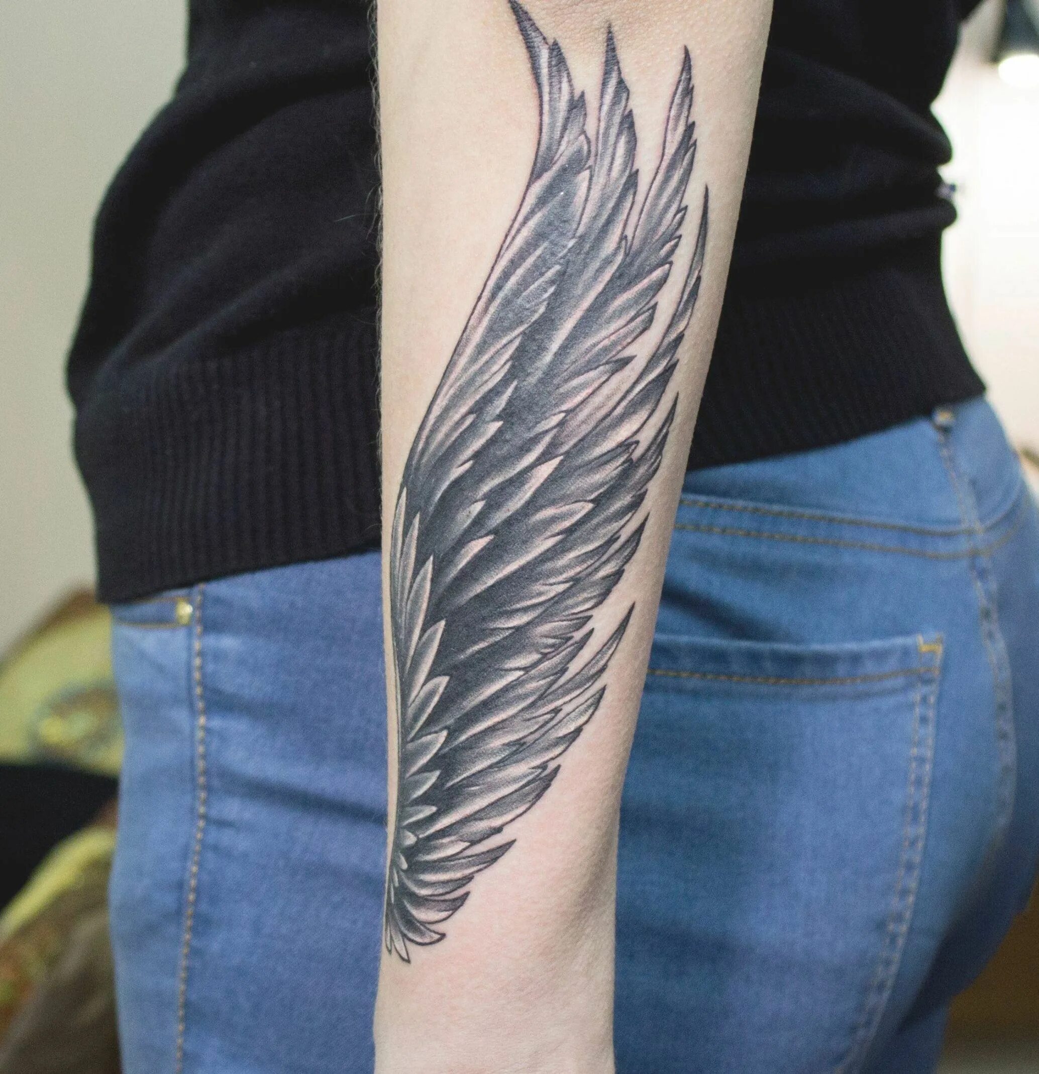 Тату девушка с крыльями. Тату крыло на руке. Тату крылья на запястье. Тату крылья на руке у девушек. Тату крыло на предплечье у девушки.