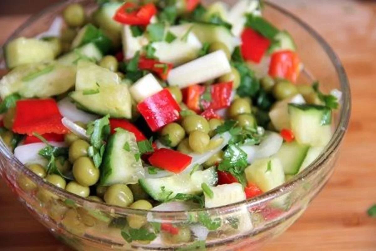 Салат горох кукуруза. Салат с горошком. Салат с горошком. Салат с зелёным горошком консервированным. Салат с горохом.