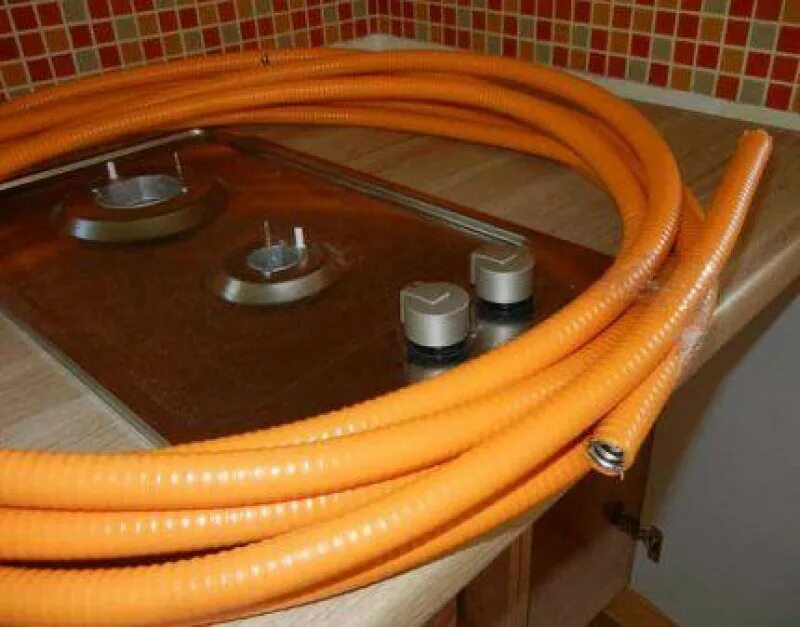 Газовый кран и шланг для плиты. Труба для газовой плиты. Труба для газовой плиты. Газовая труба для плиты. Подсоединить газовый шланг к газовой трубе.