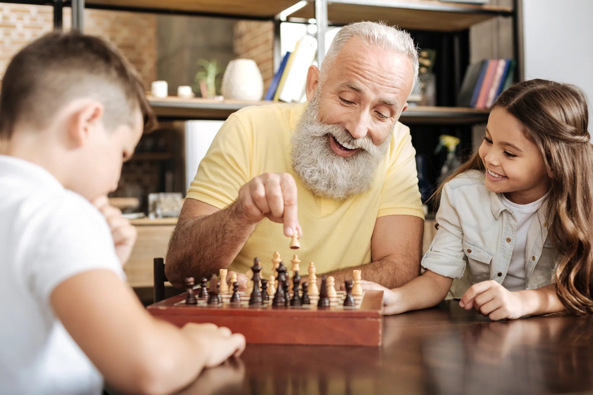 Дедуля играющий в шахматы. Дед и шахматы. Деды играющие в шахматы. Дедушки играют в шахматы. Дедушка учит внучку