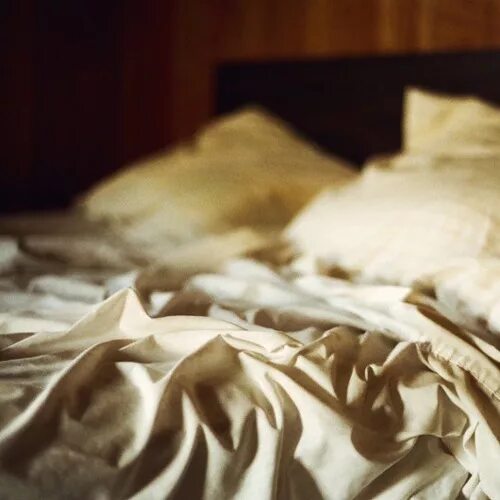 Помятые простыни песня. Смятая постель. Смятая простынь. Белая смятая постель. Смятая постель Эстетика.