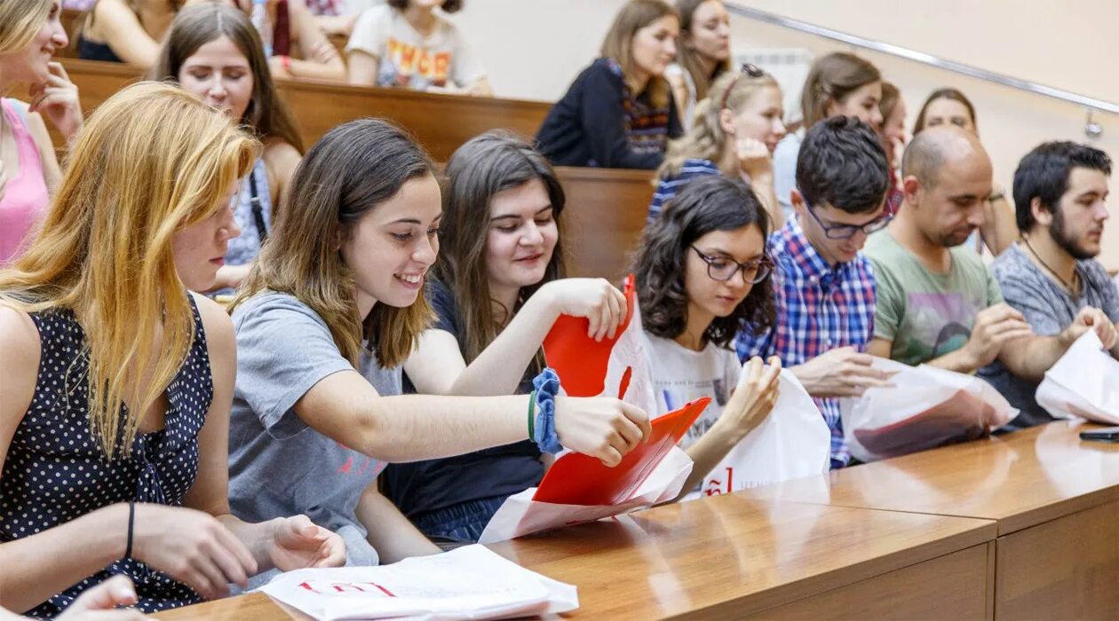 Summer school university. Летняя школа. Испанские студенты. Международная летняя школа. Летняя школа для студентов.