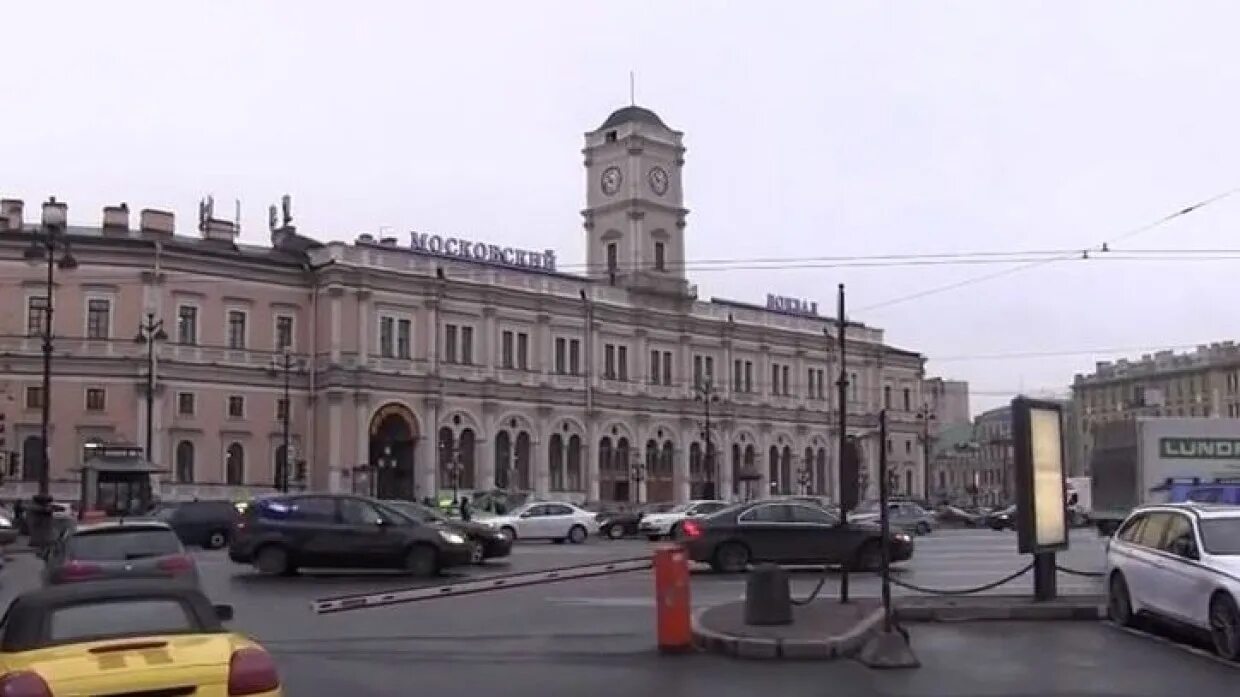 Туту вокзалы спб. Начальник Московского вокзала СПБ. Московский вокзал Санкт-Петербург перрон. Московский вокзал Санкт-Петербург ограждения перрона. Вечерний Московский вокзал Питер.