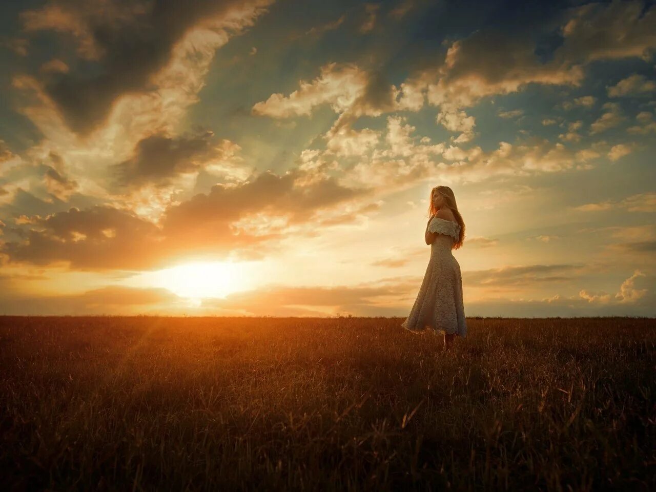 женщина идет по полю. девушка с колосьями пшеницы. поле туман девушка. навстречу солнцу. красивая женщина в поле.