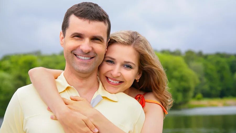 семья мужчина и женщина. девушка в обычную семью. счастливая семейная пара. женщина с ребенком. счастливая семья.