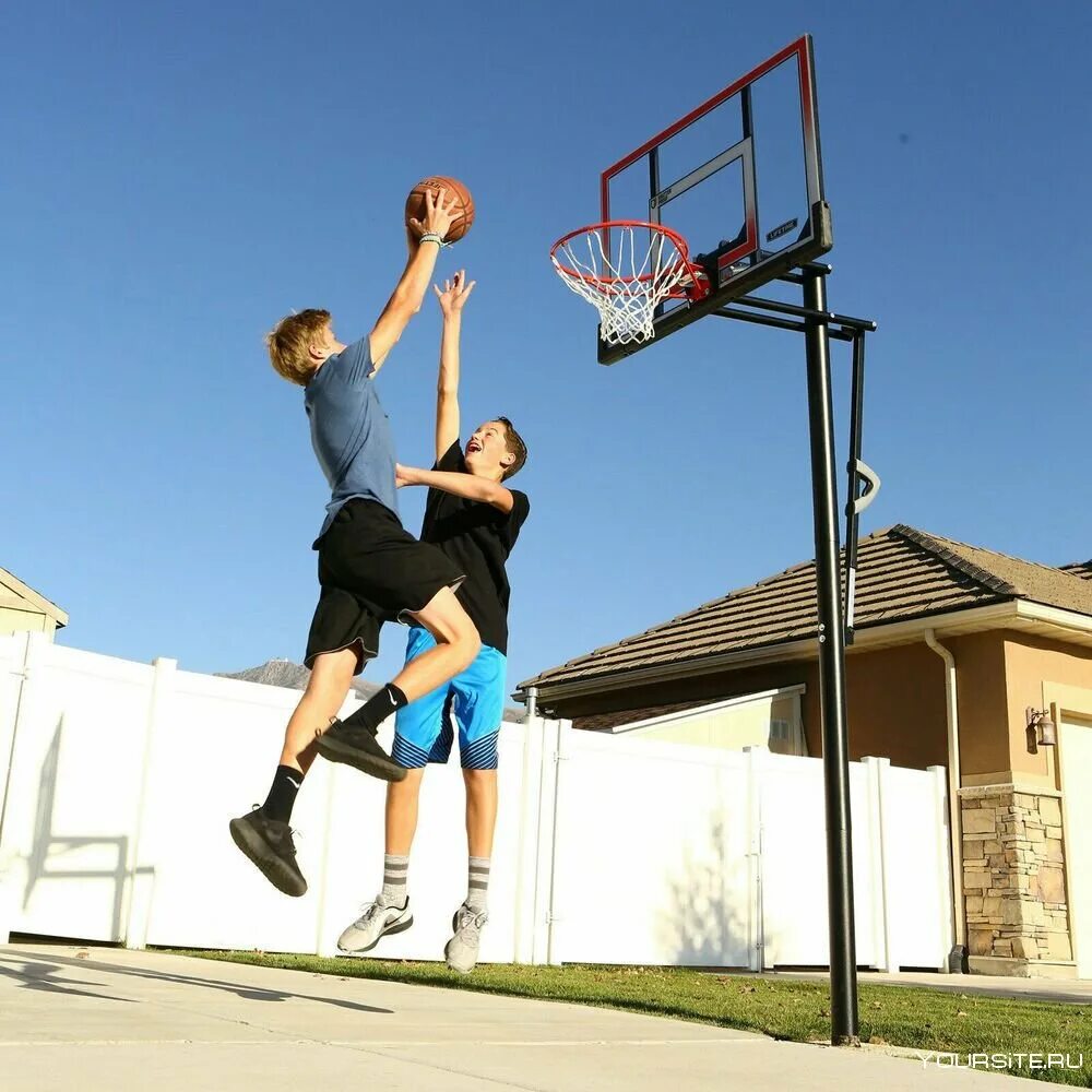 Баскетбол во дворе. Дворовый баскетбол. Баскетбол на улице. Баскетбол подростки. Игра в уличный баскетбол