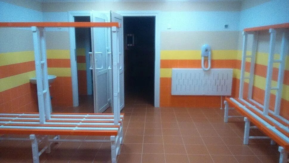 Раздевалка школьного бассейна. Душевая, раздевальня бассейна в детском саду. раздевалка в бассейне. детская раздевалка в бассейне. раздевалка в спортзале школы.