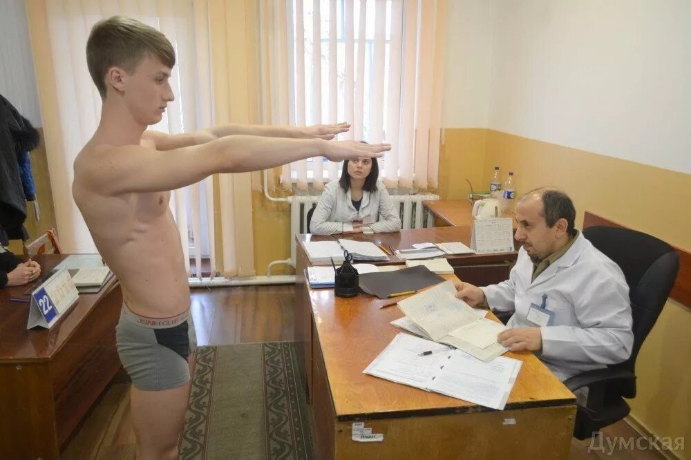 призывная комиссия беларусь. ставрополь военкомат призывной пункт. призывники на медкомиссии. призывник на призывной комиссии. военная комиссия в военкомате.